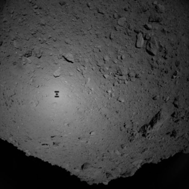 Hayabusa 2 sees its shadow